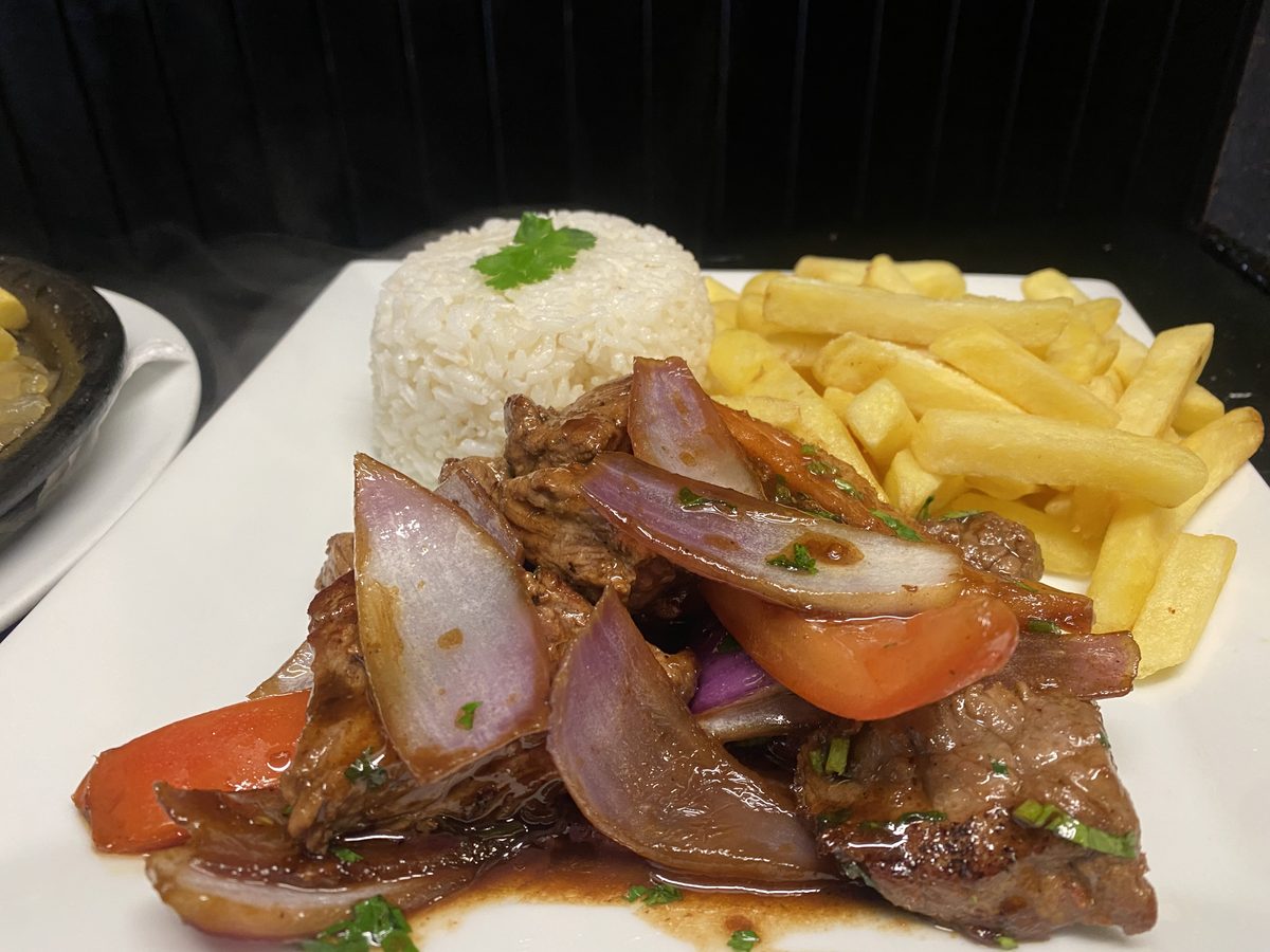 Lomo saltado con arroz y papas fritas