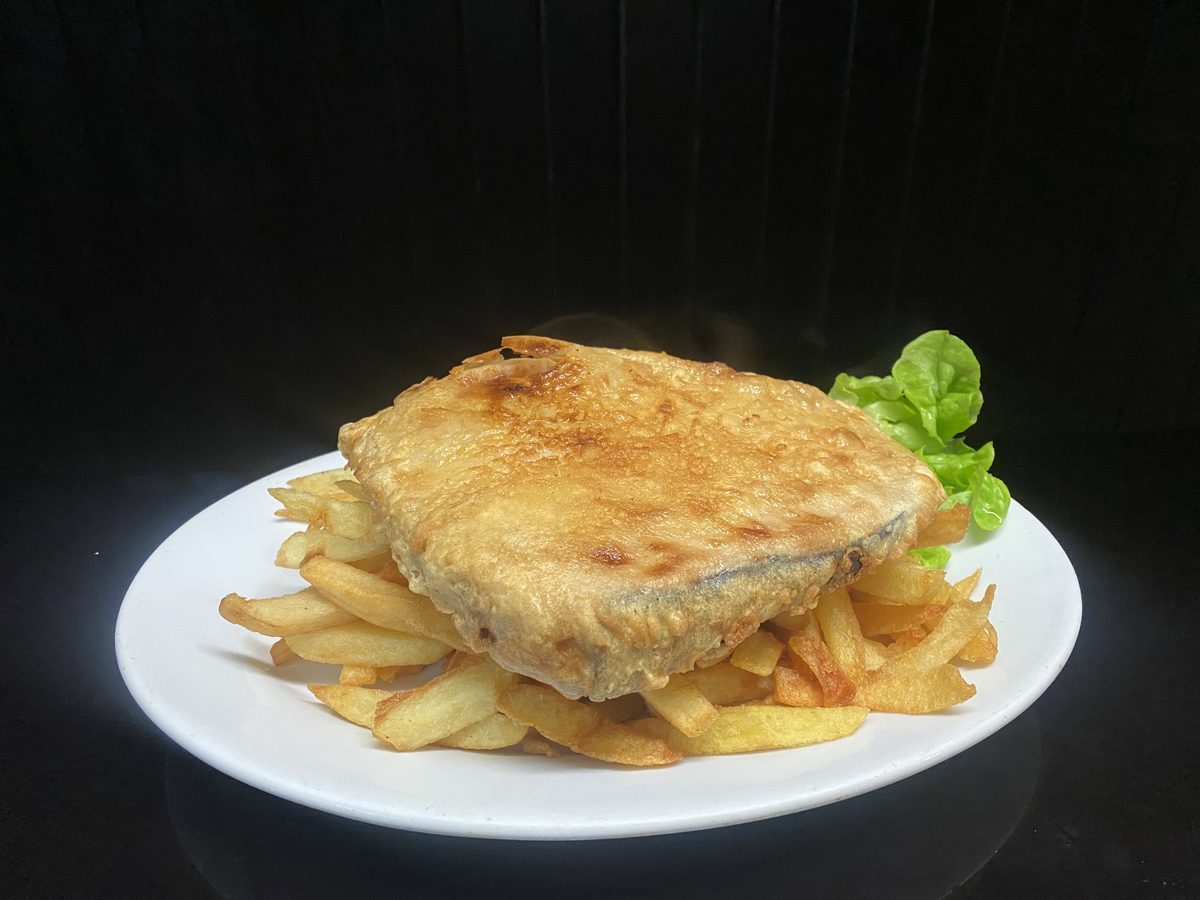 Albacora frita con papas fritas caseras