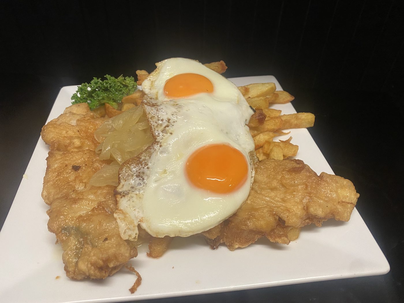 Reineta a lo pobre con papas fritas, cebolla y huevo