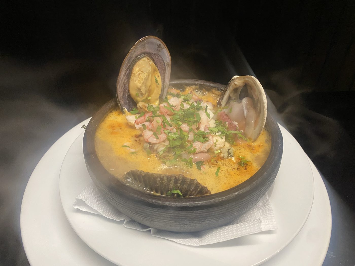 Sopa marina cargada de mariscos